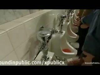 Ryhmä of homot sisään julkinen wc handjobs ja blowjobs