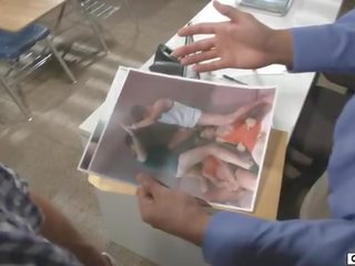 Läraren confronts studenten med bög photos