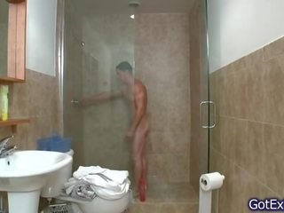 Splendid мускулест човек рязко под душ