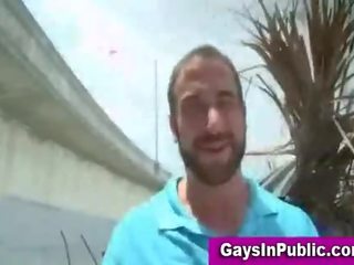 Esibizionista gay pompino in pubblico