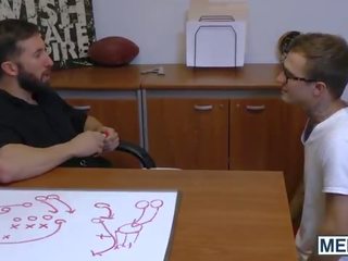 Ýaş goluboý gets fucked in the ofis by a coach