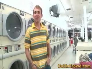 Lubieżny homoseksualny youths mający brudne film w publiczne laundry 1 przez outincrowd