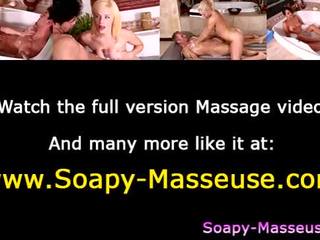 Azjatyckie masażystka femme fatale soapy na ręcznym i wytrysk